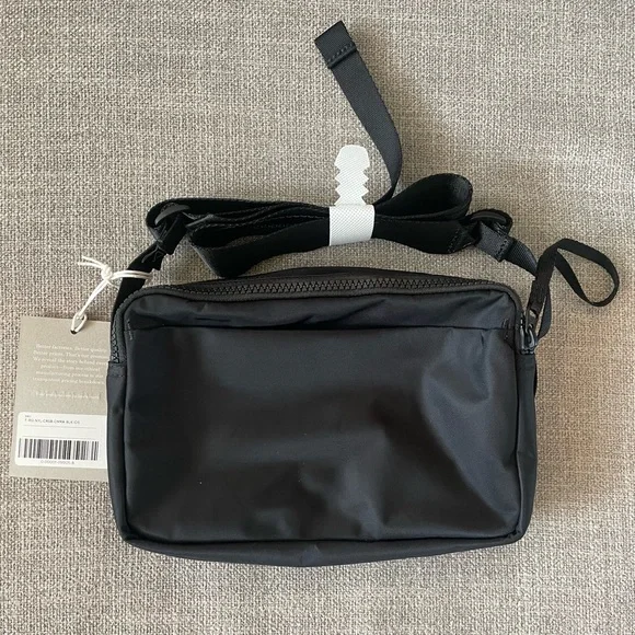 Everlane - The Recycled Nylon Camera Bag - Picture 4 of 6